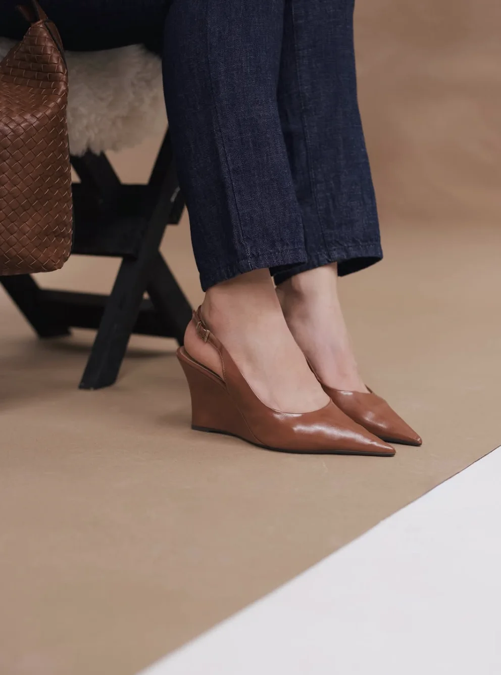 Scarpin caramelo combinado com jeans escuro